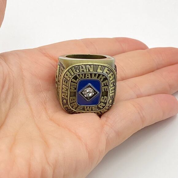 Milwaukee Brewers 1982 World Series Championship Replica Ring Baseball Size 10 - Picture 9 of 9